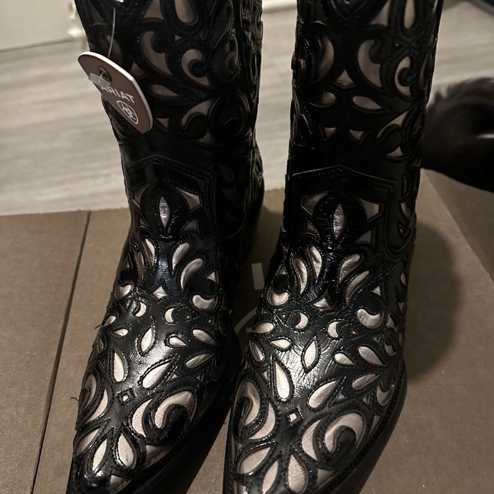 NEW Ariat Black Cutout w/ Silver Inset Leather Mid calf Cowgirl Boots - Size 8